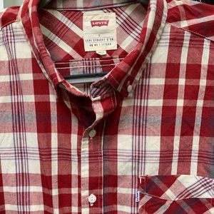 Men’s plaid Levi’s button down shirt